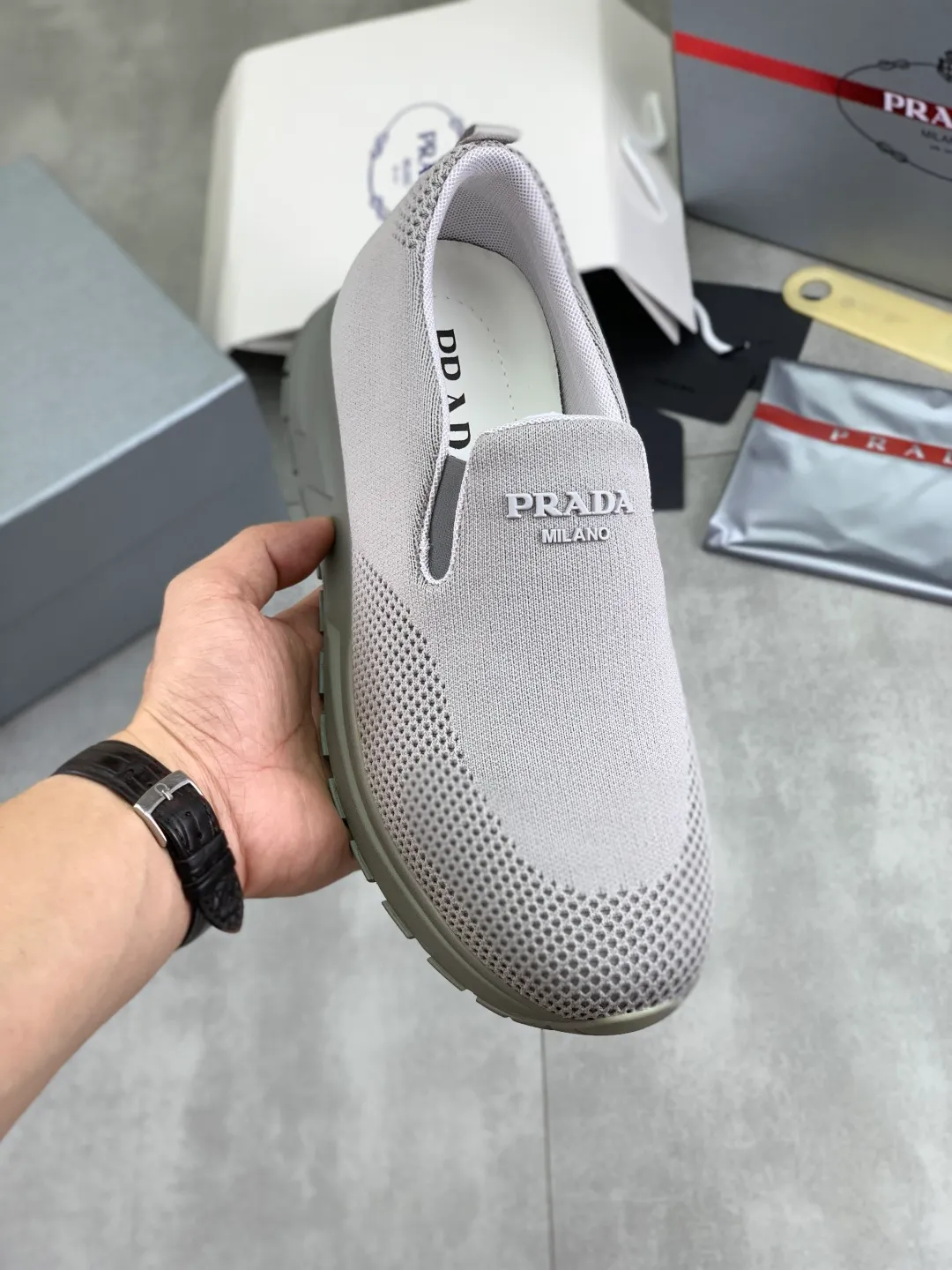 Men's shoes 💰P560💰[New model] Flying weave series (summer must-have) is now available on the official website, 🆘 Trendy brand (Prada) mainly promotes popular models, avant-garde and versatile fashionable men's shoes, private version molding, cowhide surface splicing 1:1.. Simple fashion, original imported cowhide lining and cowhide feet; the atmosphere and personality are more fashionable, eye-catching and pursuing class. It will subvert the old idea and be a must-have for fashion trendsetters with you! Must keep it for yourself! High-end comfort and low-end, high-end quality workmanship. Size: 38-45 6️⃣colors available.